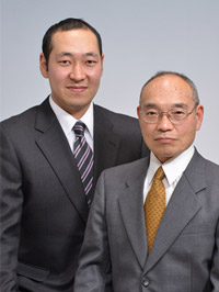 マックエンジニアリング株式会社　写真右側：代表取締役社長　小谷功、写真左側：後継者　小谷研太朗